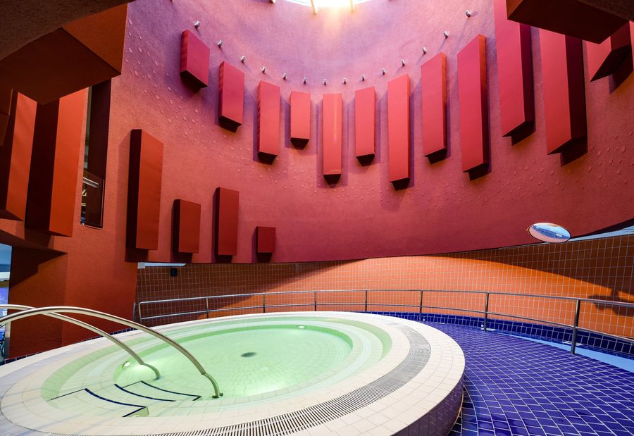 Whirlpool in der Acquarena unter roten Akustikelementen an der Rundwand