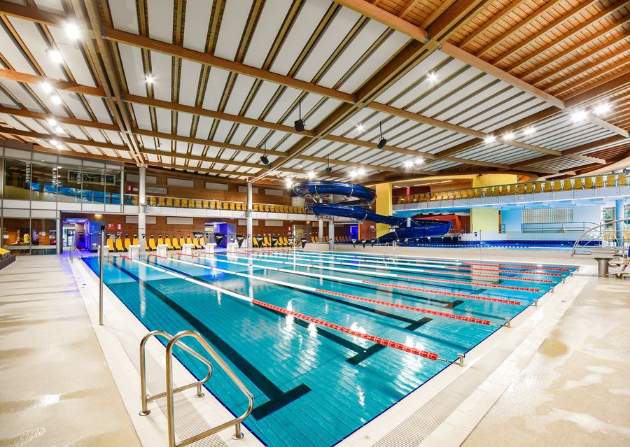 Hallenbad Acquarena in Brixen mit Holzdecke und Akustikelementen