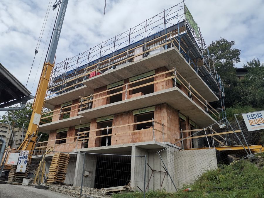 Rohbau des Wohnhauses mit auskragenden Betondecken