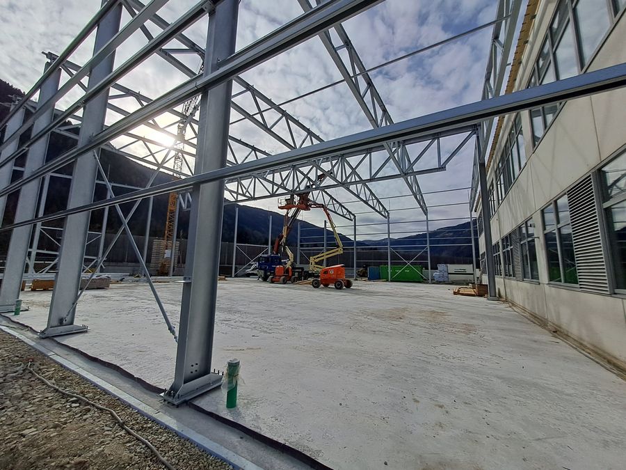 Stahltragwerk der Werkshalle im Bau