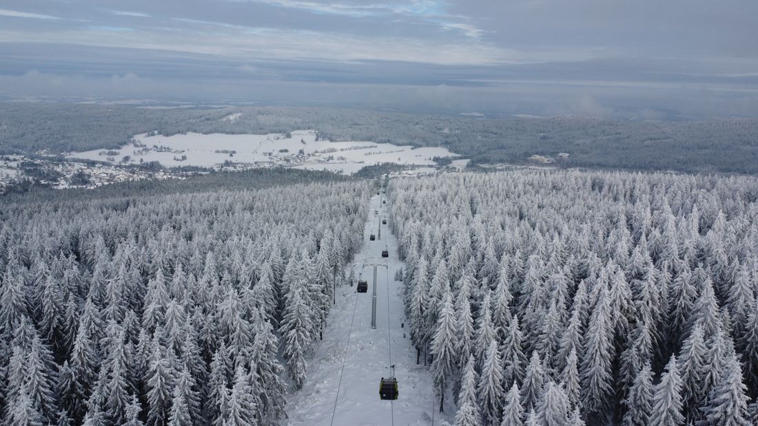 Seilbahntrasse durch den verschneiten Wald am Ochsenkopf