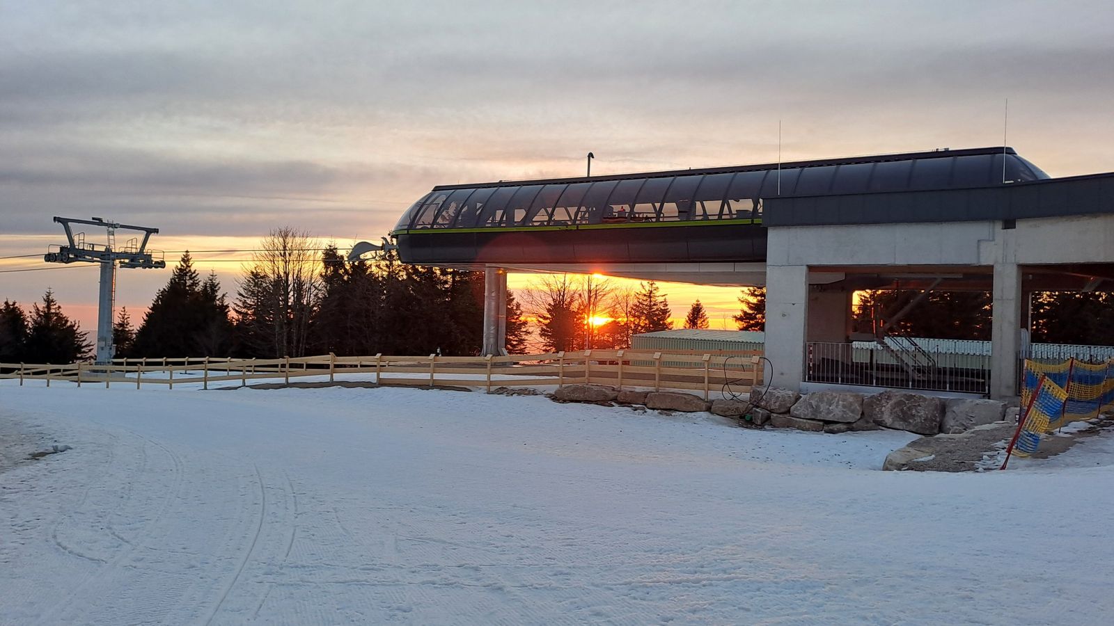 Bergstation der neuen Kabinenbahn am Ochsenkopf bei Sonnenuntergang im Schnee